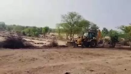 निवाड़ी: निवाड़ी जिले के गरार के खिरक में वन विभाग की भूमि पर किए गए अतिक्रमण को जेसीबी से किया गया नस्तनाबूद