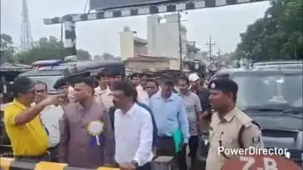 तेघरा: बिहार सरकार के अपर मुख्य सचिव डॉ. एस सिद्धार्थ ने बरौनी रेलवे 7बी गुमटी का किया निरीक्षण