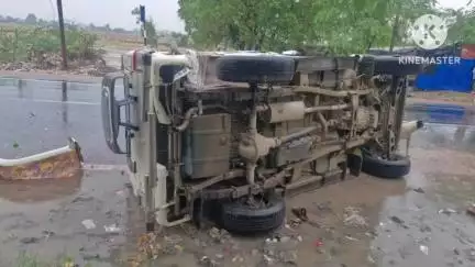 किशनी: किशनी के जटपुरा चौराहे पर एक बुलेरो कार अनियंत्रित होकर पलटी,कार में बैठे आधा दर्जन लोग हुए चोटिल।