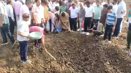 जयपुर: सांसद मंजू शर्मा ने जनप्रतिनिधियों के साथ रामगढ़ बांध में किया श्रमदान