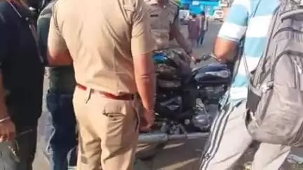 द्वाराहाट: थाना द्वाराहाट पुलिस ने ध्वनि प्रदूषण करने वाले मोटर बाइक चालकों और सड़क किनारे खड़े वाहनों का किया चालान