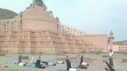 पचपदरा: योग दिवस से पूर्व नाकोड़ा में हुआ पूर्वाभ्यास, दक्ष प्रशिक्षकों ने करवाए आसन व योग का महत्व बताया