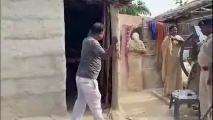 पताही: पुलिस ने गोनाही गांव में कांड संख्या 2716/23 के दो साल से फरार आरोपी के घर की कुर्की जब्ती की कार्रवाई की