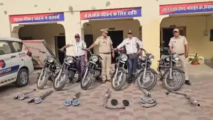 हनुमानगढ़: जिला मुख्यालय पर एसपी हरिशंकर के नेतृत्व में यातायात पुलिस ने पटाखे बजाने पर 6 बुलेट बाइकों को किया ज़ब्त