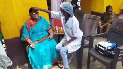 गोला: महावीर मंदिर परिसर में नि:शुल्क नेत्र जांच शिविर का आयोजन किया गया, 100 लोगों की जांच की गई