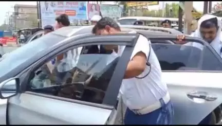 धनबाद/केंदुआडीह: मेमको मोड में कार की डिक्की से लाठी-डंडे बरामद, पुलिस जांच में जुटी