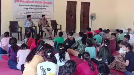 निवाड़ी: एसपी के निर्देशन में निवाड़ी के छात्र-छात्राओं को साइबर अपराध से बचाव के प्रति किया गया जागरूक
