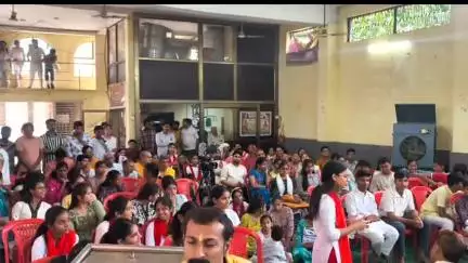 दमोह: सिंघई मंदिर धर्मशाला में श्रमण संस्कृति संस्कार शिक्षण शिविर में कलेक्टर ने बच्चों का मार्गदर्शन किया