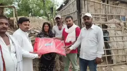 बैरगनियां: डूमरवाना वार्ड नंबर 24 में अग्निकांड पीड़ितों को दी गई सहायता सामग्री