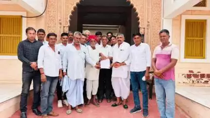 खींवसर: खींवसर विधायक रेवंतराम डांगा ने पालड़ी व्यासा स्थित अपने निवास पर आम जन की समस्याएं सुनीं