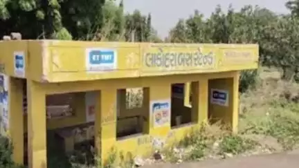કરજણ: લકોદરા ગામની સીમમા બંગલી વગાના ખેતરના સેઢાને અડીને આવેલ  રેલ્વે દિવાલ પાસેથી અજાણ્યા પુરુષનો મૃતદેહ મળ્યો