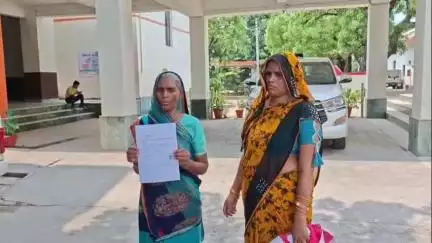 मैनपुरी: कोतवाली क्षेत्र की निवासी महिला ने सरकारी आवास का दबंगों पर किराया लेने का आरोप लगाया, डीएम से की शिकायत