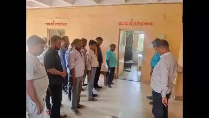 अमेठी: अमेठी डिपो में साथी परिचालक की मौत पर कर्मचारियों ने व्यक्त की संवेदना, रखा दो मिनट का मौन