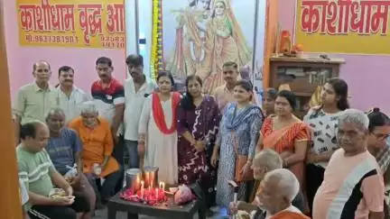 बरेली: फादर्स डे पर राष्ट्रीय ब्राह्मण सेवा संस्थान ने वृद्धाश्रम में बुजुर्गों के साथ बिताया भावपूर्ण दिवस