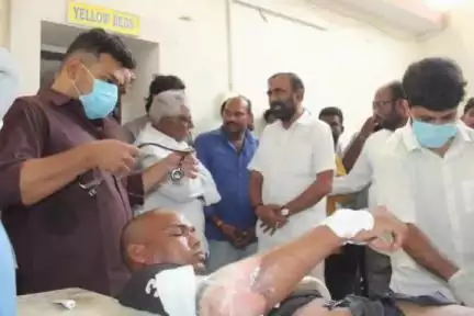 కోరుట్ల: తేదీ: 15-06-25

విద్యుత్ ప్రమాదంలో గాయపడిన వారిని పరామర్శ. మాజీ మంత్రి జీవన్ రెడ్డి జిల్లా కలెక్టర్ సత్యప్రసాద్