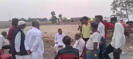 बांसी: पूर्व विधायक लालजी यादव अक्सरा माफी गांव पहुंचे, ग्रामीणों की समस्याओं की जानकारी ली और समाधान का आश्वासन दिया