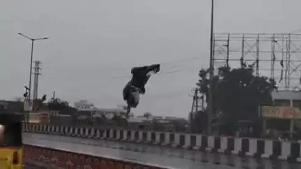 ఒంగోలు నగరంలో ఒక మోస్తరు వర్షం. ఊరట చెందిన ప్రజలు. వ్యవసాయ పనులను ప్రారంభించవచ్చు అంటున్న రైతులు