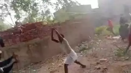 जतारा: मारपीट का वीडियो वायरल, चंदेरा थाना क्षेत्र में लाठी-डंडों से तांडव