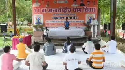 बांदा: अवस्थी पार्क में 11वें अंतर्राष्ट्रीय योग दिवस के साप्ताहिक कार्यक्रम की शुरुआत DM बांदा जे0 रीभा ने दीप प्रज्वलित कर की