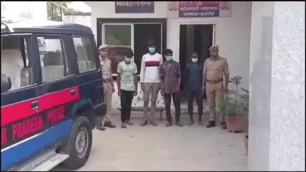 शाहबाद: मंझिला पुल के पास हुई लूट के मामले में पुलिस ने चार अभियुक्तों को गिरफ्तार कर जेल भेजा