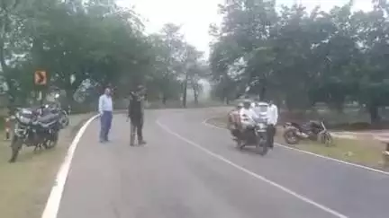 पालकोट: करंज मोड़ के पास बाइक और कार की टक्कर में बाइक सवार हुआ घायल
