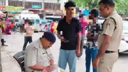 हरिद्वार: जीआरपी पुलिस ने रेलवे स्टेशन परिसर में घूम रहे 12 संदिग्धों को पकड़ा, कोटपा एक्ट के तहत कार्रवाई की