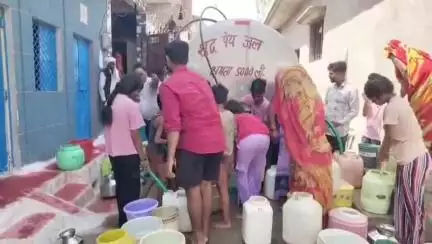 महोबा: शेखूनगर मोहल्ले में पेयजल समस्या समाप्त नहीं हो रही, टैंकर से हो रही पानी की सप्लाई, स्थाई समाधान की मांग #jansamasya