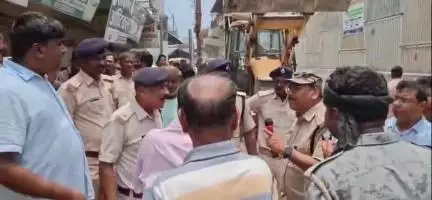 सुपौल: सुपौल में अतिक्रमण के खिलाफ प्रशासन का बुलडोजर, अतिक्रमणकारियों में अफरा-तफरी