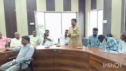 धामपुर: नहटौर नगर पालिका में संविदा सफाई कर्मचारियों की बैठक में एकजुट होकर अपने अधिकारों की लड़ाई लड़ने पर दिया जोर