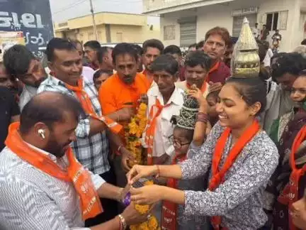 જાફરાબાદ: કાલસરી ગામથી વિસાવદર સુધી યોજાયેલ રેલીમાં રાજુલાના ધારાસભ્ય હીરાભાઈ નું અનોખુ સન્માન