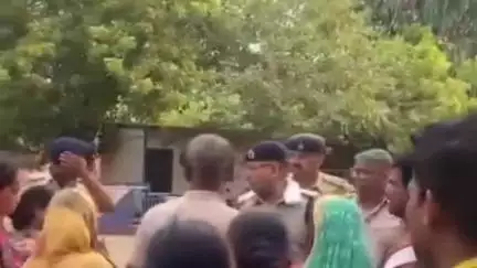पटना ग्रामीण: लालू से मिलने राबड़ी आवास पहुंचे स्लम बस्ती के लोग, बोले- हुजूर आपने बसाया, अब उजड़ने से बचाइए