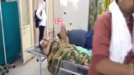 दमोह: बांदकपुर के पास इंदौर से प्रयागराज जा रही कार स्टेयरिंग फेल होने से पलटी, 5 घायल