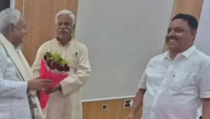 धनबाद/केंदुआडीह: धनबाद: जनता दल यूनाइटेड के जिलाध्यक्ष पिंटू कुमार सिंह ने सीएम नीतीश कुमार से मिलकर चुनाव लड़ने का आवेदन दिया