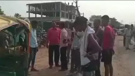 गायघाट: रमौली चौक के पास एनएच 27 पर खड़े ट्रक में ऑटो ने मारी टक्कर, तीन युवक गंभीर घायल