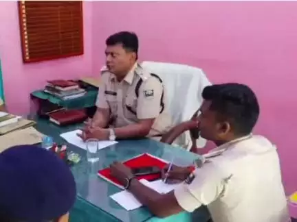 टेढ़ागाछ: टेढ़ागाछ प्रखंड के टेढ़ागाछ और फतेहपुर थाना का पुलिस निरीक्षक संजय पांडे ने किया निरीक्षण, दिए निर्देश