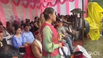 ठियोग: ठियोग के मतियाना कलजार में आयोजित बिशु मेले के दौरान समाजसेवी मनीषा चौहान मुख्य अतिथि के रूप में पहुंचीं