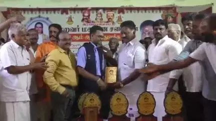 இராஜபாளையம்: திருமண மண்டபத்தில் அதிக மதிப்பெண் பெற்ற மாணவர்களுக்கு கல்வி உதவித்தொகை வழங்கும் நிகழ்ச்சியில் முன்னாள் முதல்வர் பங்கேற்பு