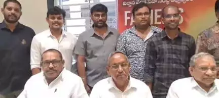 భీమవరం: విజ్ఞాన వేదిక ఆధ్వర్యంలో ఫాదర్స్ డే వేడుకలు, పట్టణంలో ఆదర్శ తండ్రులకు సత్కారం