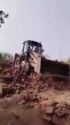 जतारा: मगरई में वन विभाग जतारा ने बुलडोज़र की मदद से हटाए अतिक्रमण, कई मकानों को किया ज़मींदोज़