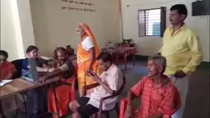कोडरमा: डालसा कोडरमा से एलएडीसीएस की टीम पहुंची झुमरीतिलैया स्थित वृद्धाश्रम, वृद्धजनों की ली सुध
