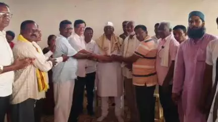 कोरची: कोरची येथे खासदार डॉ. नामदेव किरसान यांनी कार्यकर्त्यांशी साधला संवाद