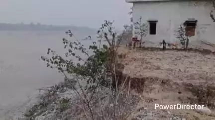 लालकुऑ: गौला नदी के टूटे तटबंधों की मरम्मत और गांव के किनारे सुरक्षा दीवार बनाने की लोगों ने की मांग