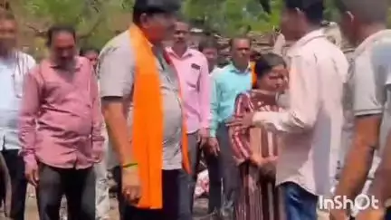 दर्यापूर: वादळी वारा व पावसाने झालेल्या भंडारज, कारला येथील शेती व गावातील नुकसानीची आमदार गजानन लवटे यांनी केली पाहणी