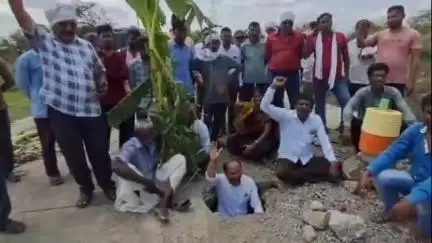 वर्धा: देवळी ते दिघी रस्त्यावर खड्डे पडल्याने दिघी रस्त्यावरील खड्ड्यात उतरून युवा संघर्ष मोर्चाचे आंदोलन #jansamasya