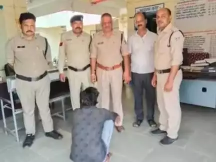 बड़ागांव धसान: बड़ागांव थाना पुलिस ने 6 साल से फरार चल रहे ₹3000 के इनामी आरोपी को किया गिरफ्तार, न्यायालय में किया पेश
