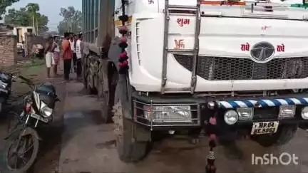 रायसेन: ग्राम मुरैल कला में तेज़ रफ़्तार डंपर की टक्कर से गाय हुई घायल, आक्रोशित ग्रामीणों ने डंपर को रोका