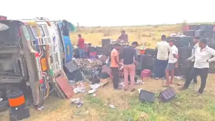 विजयनगर: विजयनगर में NH-48 पर 27 मिल चौराहे के पास आम से भरा ट्रक पलटा, हैदराबाद से जयपुर जा रहा था ट्रक