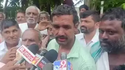 ನರಗುಂದ: 2024ರಲ್ಲಿ ಶೇ. 25ರಷ್ಟು ರೈತರಿಗೆ ಬೆಳೆ ಪರಿಹಾರ ಬಂದಿಲ್ಲ: ಹದ್ಲಿ ಗ್ರಾಮದಲ್ಲಿ ರೈತರ ಆಕ್ರೋಶ