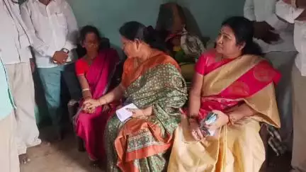అసిఫాబాద్: పిప్పిరి గ్రామంలో పిడుగుపాటుతో మృతి చెందిన కుటుంబాలను పరామర్శించిన ఎమ్మెల్యే కోవలక్ష్మి
