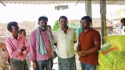 సిర్పూర్ టి: పోతపల్లి డీసీఎంఎస్ ఫార్మర్ సర్వీస్ సెంటర్‌లో నాలుగు లారీల యూరియా మాయం, ఆవేదన వ్యక్తం చేస్తున్న రైతులు